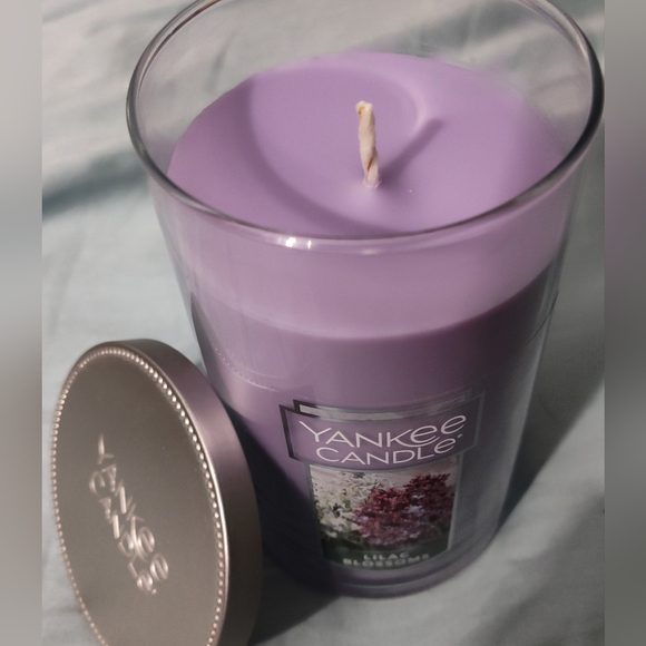 NWT! Yankee Candle 12oz Lilac Blossom - Picture 1 of 6